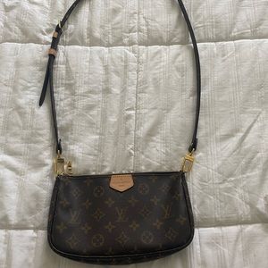 LV pochette accessoires